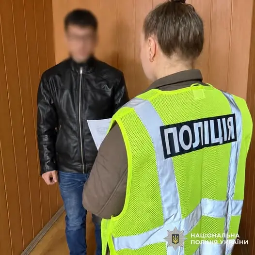 Скористався підробленим водійським посвідченням