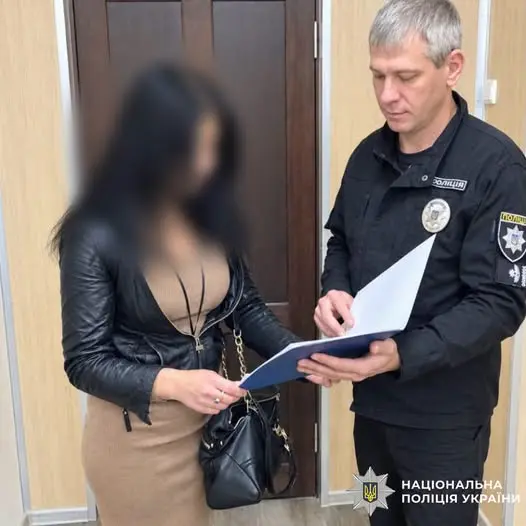 Поліцейські повідомили про підозру жінці у домашньому насильстві щодо сина