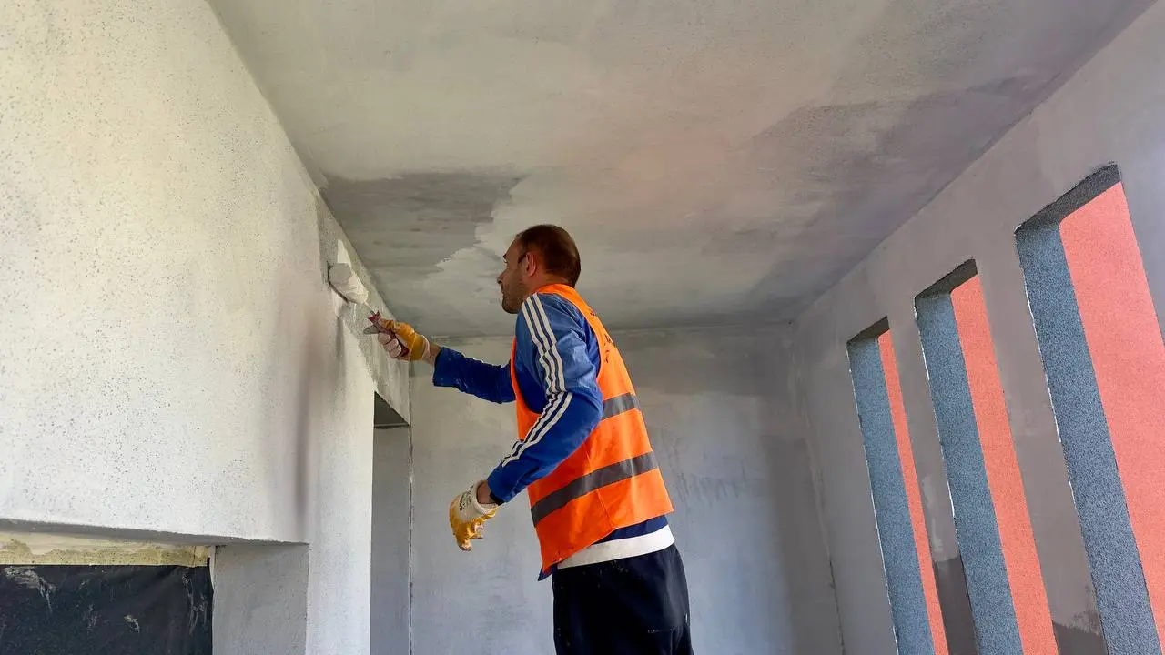 На вул. Наталії Ужвій відновлюють багатоквартирний житловий будинок.